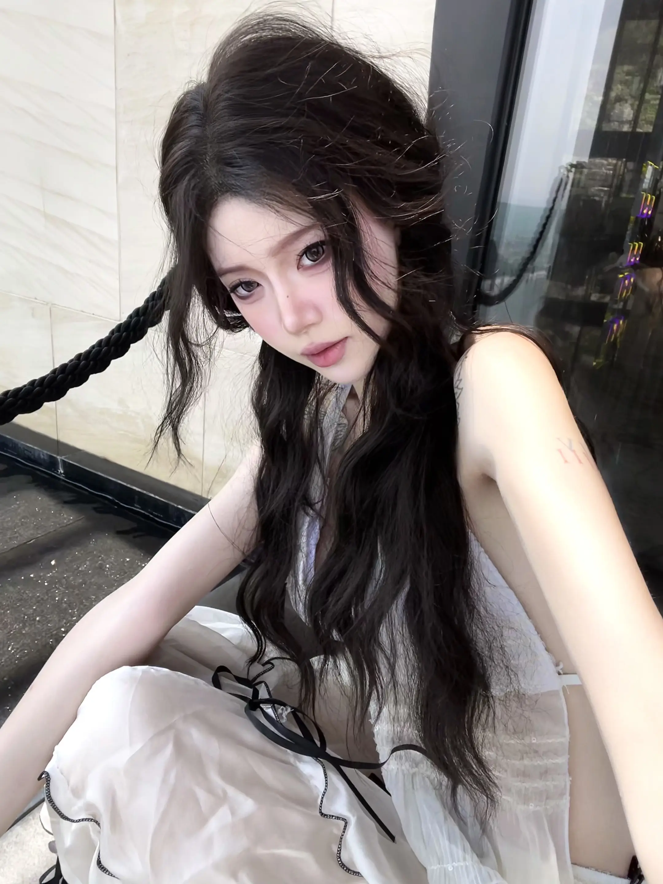 爱应该就是刚见完面 又想见面 前脚刚走 后脚又想念 完蛋 好想你