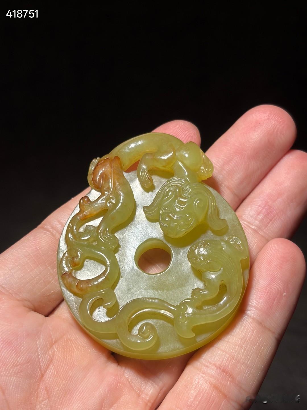清和田玉黄玉螭龙纹玉璧
尺寸5.8×4.7×1.3厘米