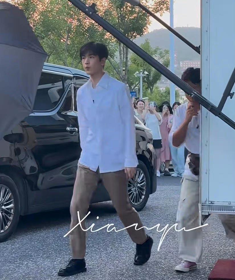 张凌赫这造型怎么有一种看起来智商不太高的样子，真的适合现偶吗？ ​​​