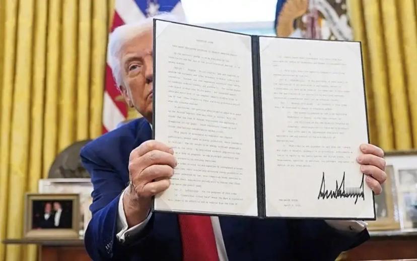 中国没签协议，美国也不当老二，8国被请进白宫，联手断中方后路

在中美谈判达成共