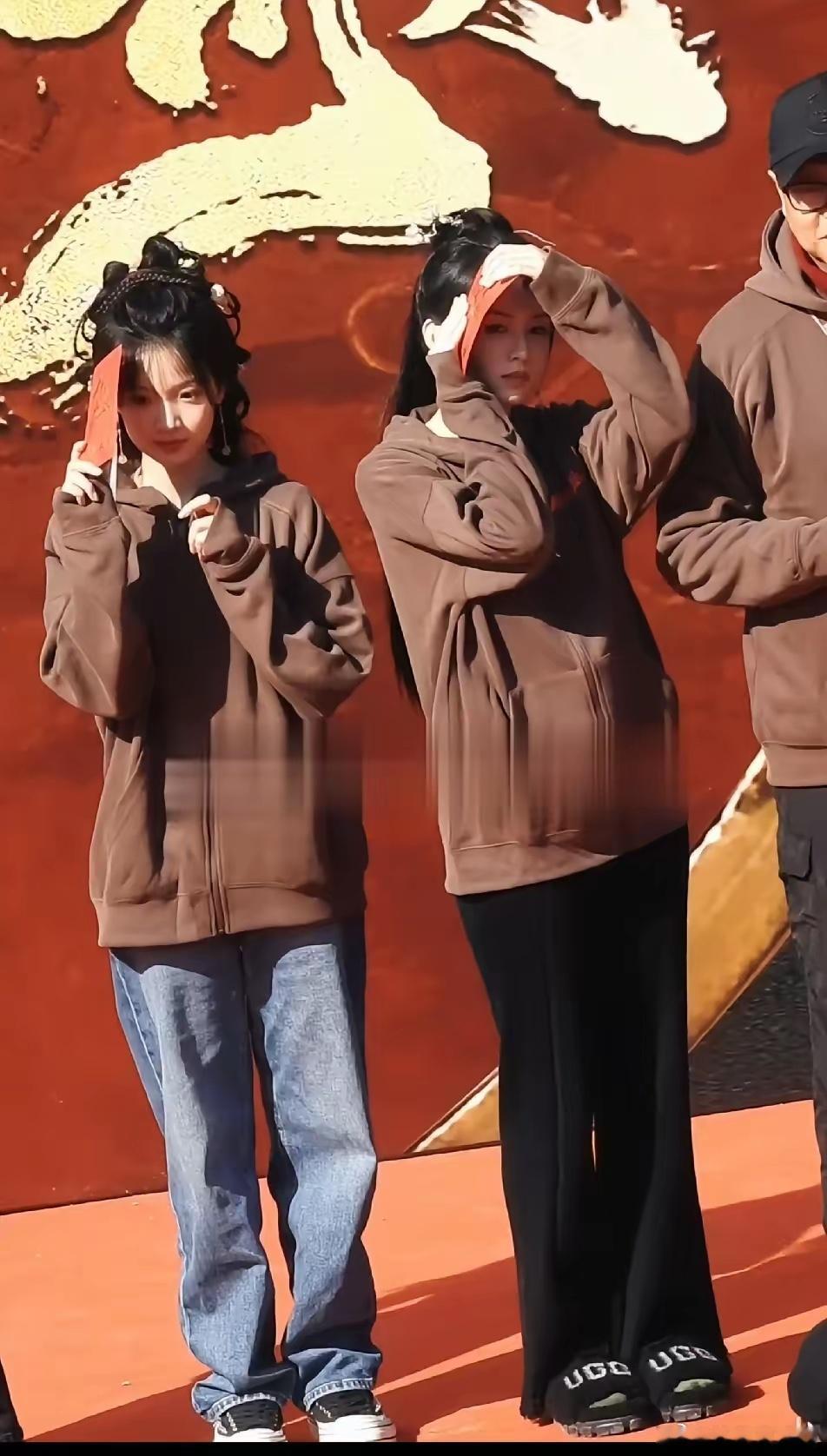 周也把挡太阳的卡片一拿掉，旁边的张淼怡立马失色不少 