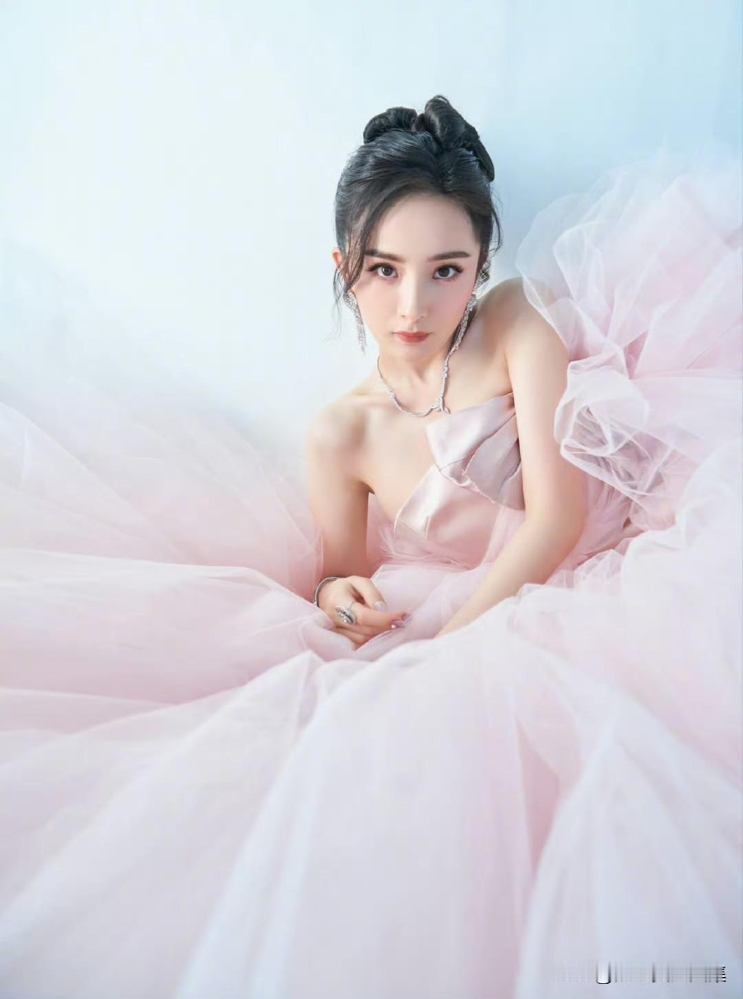 女孩子怎么穿搭既时尚又好看?杨幂仙女气息，穿上公主的纱裙，诠绎粉色的童话浪漫 ​