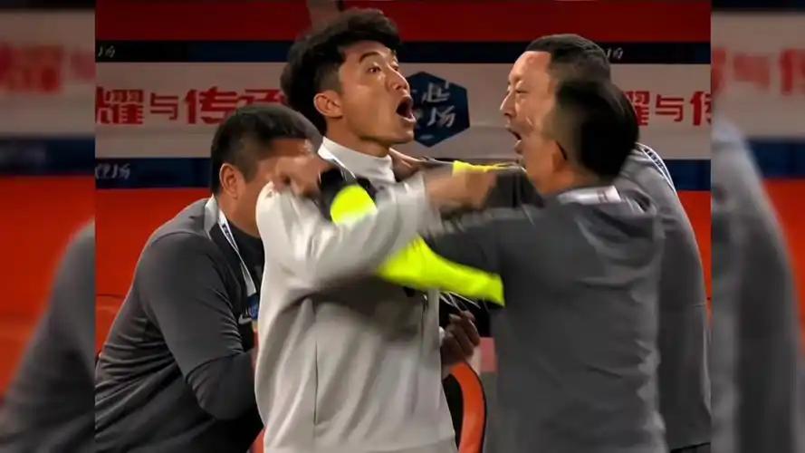中超教练界卧龙与凤雏，有望成为最早下课的教练：
要问本赛季中超教练谁最悬？不是积