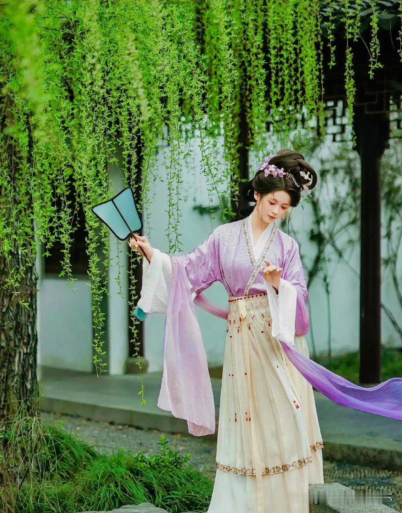下联：画堂向晚鸟声稀
上联：有请雅士[玫瑰][玫瑰][玫瑰]