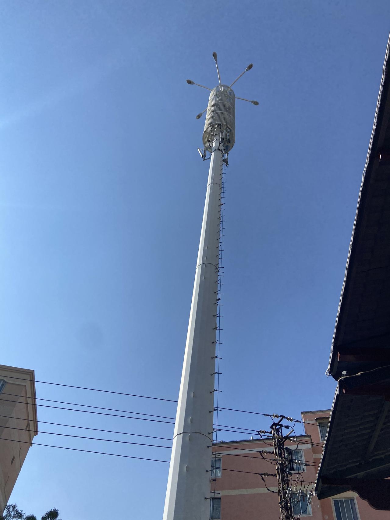 散步的时候看到一座特别高的信号塔，印象中信号塔都是在居民楼顶，有很大辐射，孕妇会