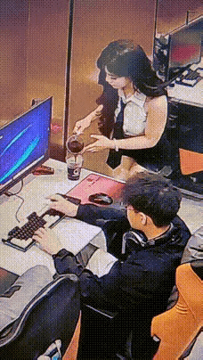 调皮的小姑娘直接把靓仔整懵了[笑哭][笑哭]