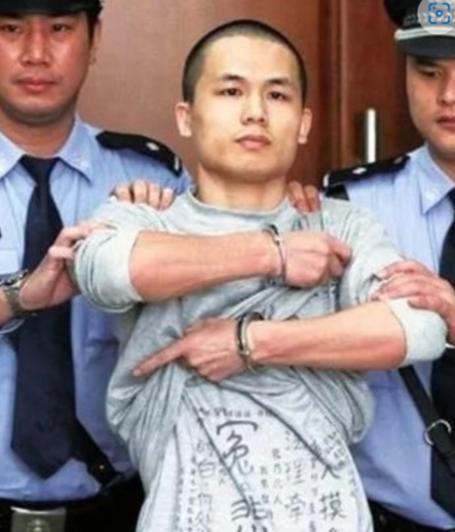 2013年，深圳市一民警李才坤被判死刑，在面对记者镜头时，他猛得掀起自己的衣服，