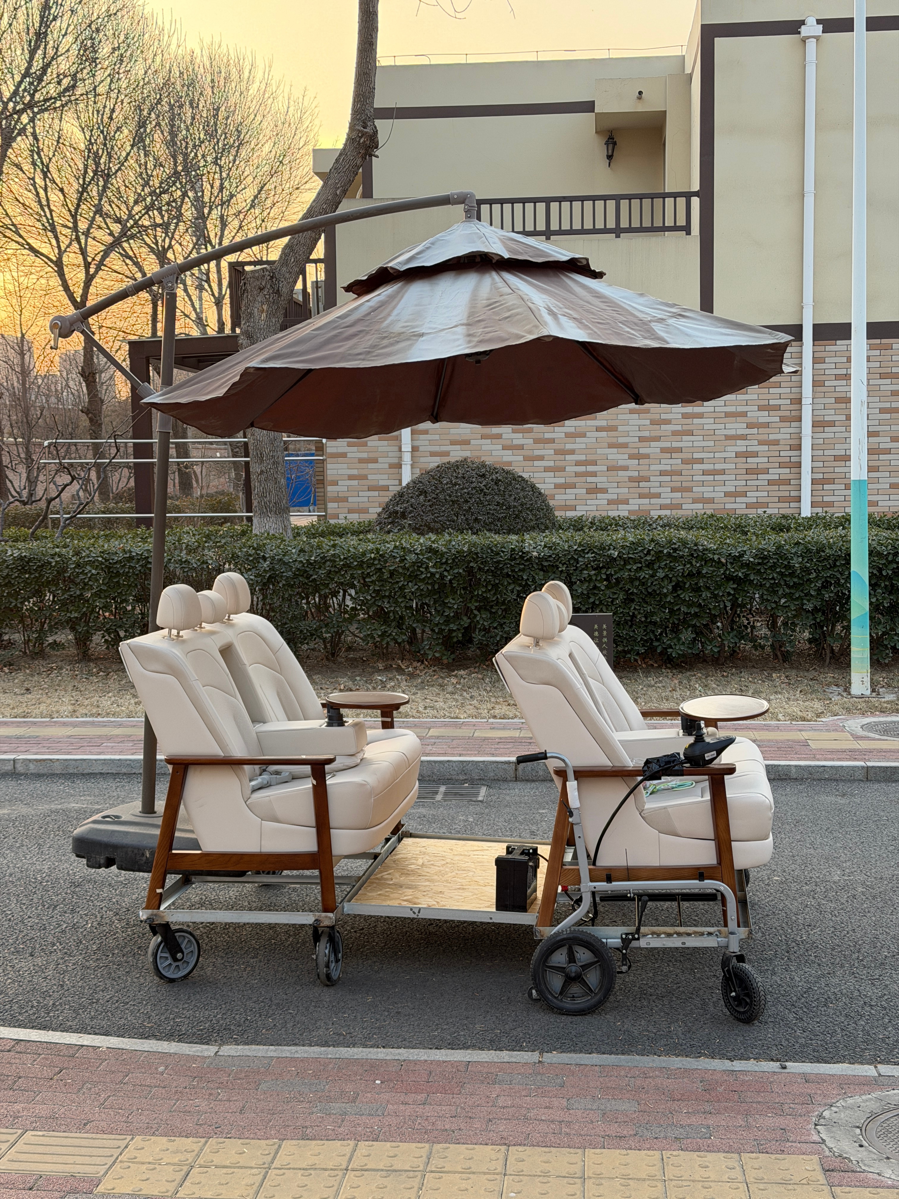 造车确实有点难，手都挤紫了我们的SF9（9系旗舰，沙发、舒服缩写）已经拍好了，过