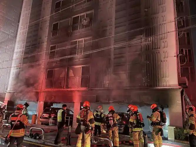 突发！首尔居民楼停车场凌晨大火，50人吸入浓烟紧急送医

当地时间11月21日凌