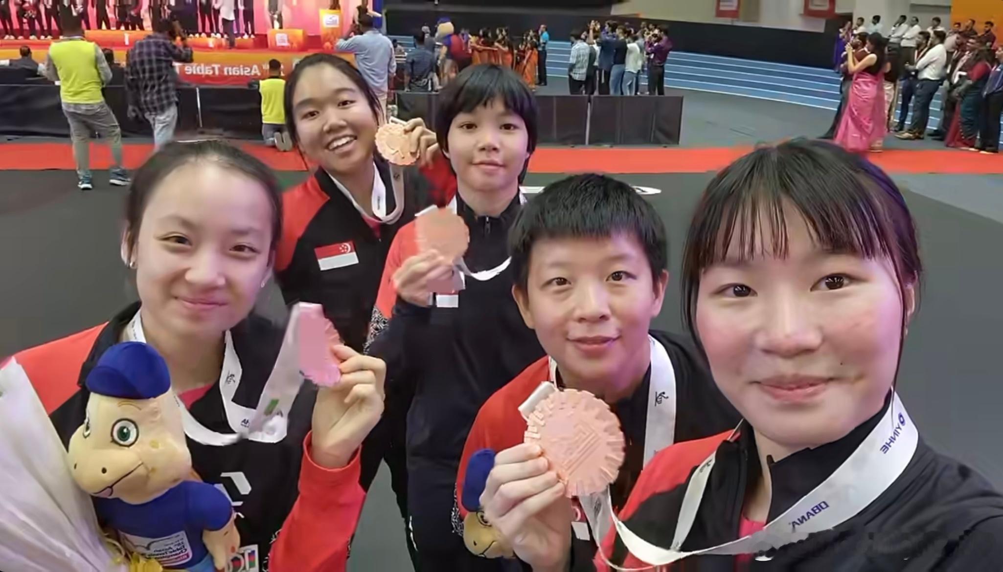 印度亚锦赛 🇸🇬新加坡女团合影 ​​​