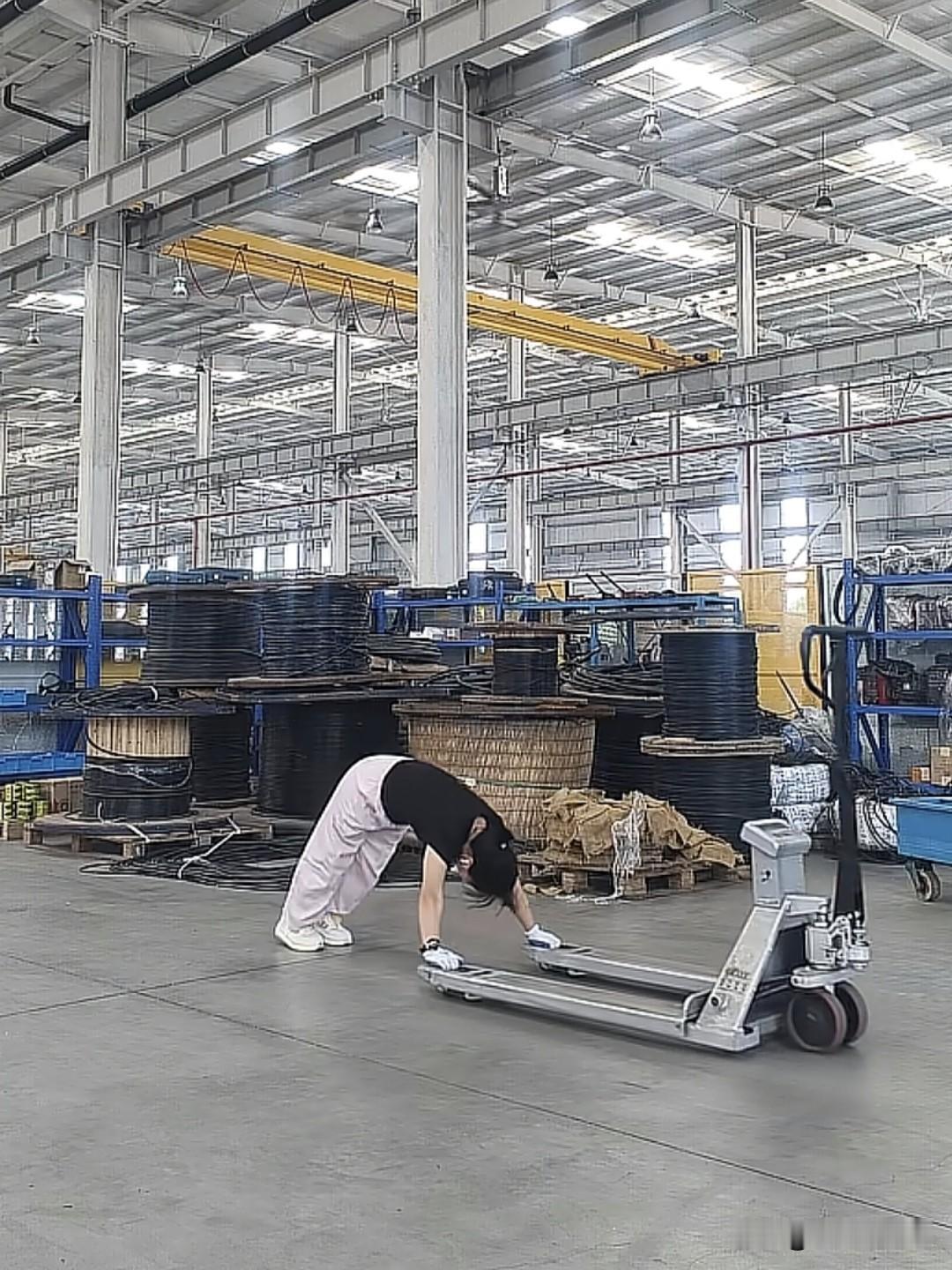 这螺丝打的，估计有些健身教练都做不来这个动作
