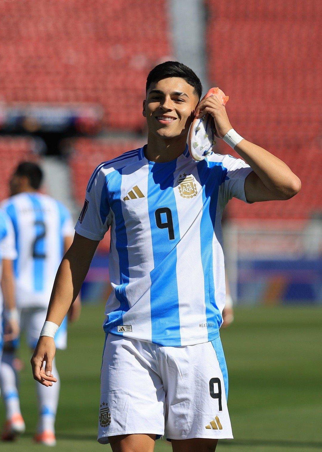 📞这是让谁打电话？😉🇦🇷来自勒沃库森的9号阿莱霍·萨尔科目前是u20世界