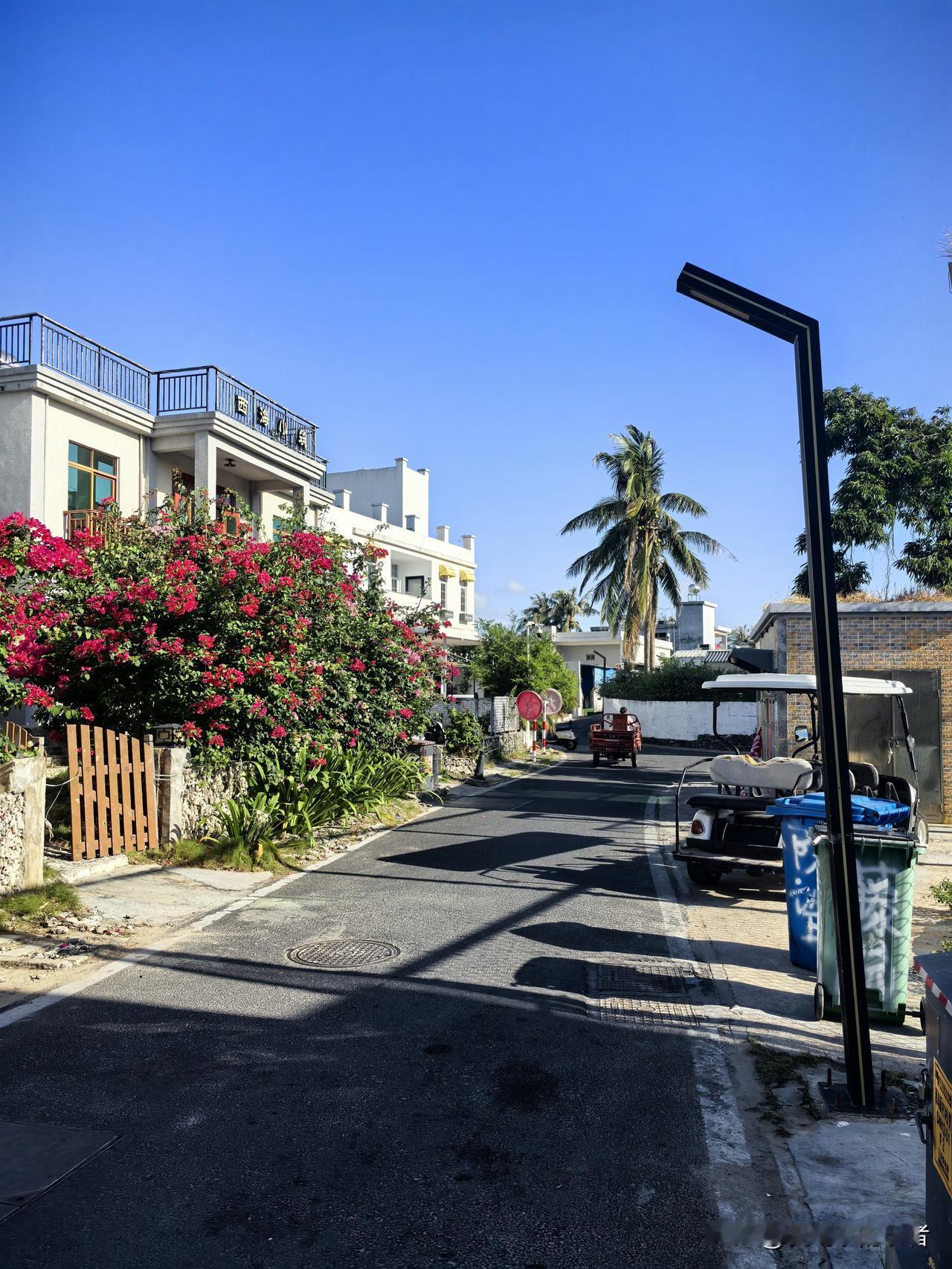 一大早起来，渔村空气清新，骑着昨天三十元一天租的电驴儿，决定沿海岛骑行一圈，当然