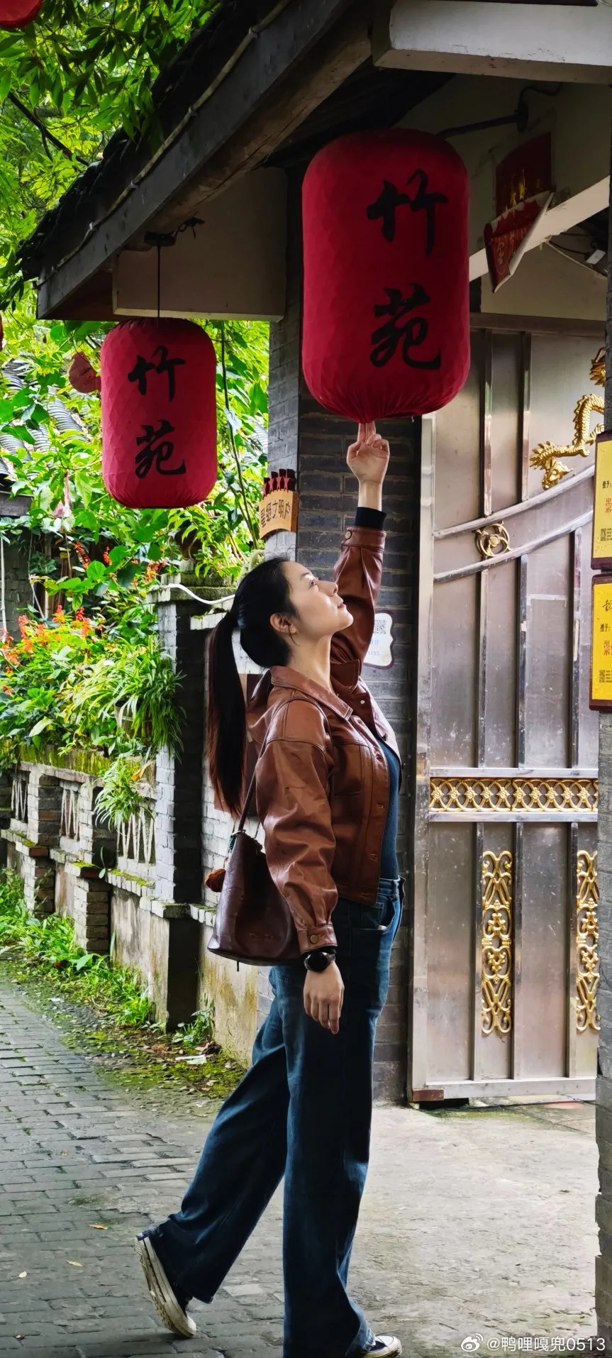 穿搭时尚穿搭今天穿什么ootd 棕色皮革外套搭配复古牛仔裤优雅气质十足 