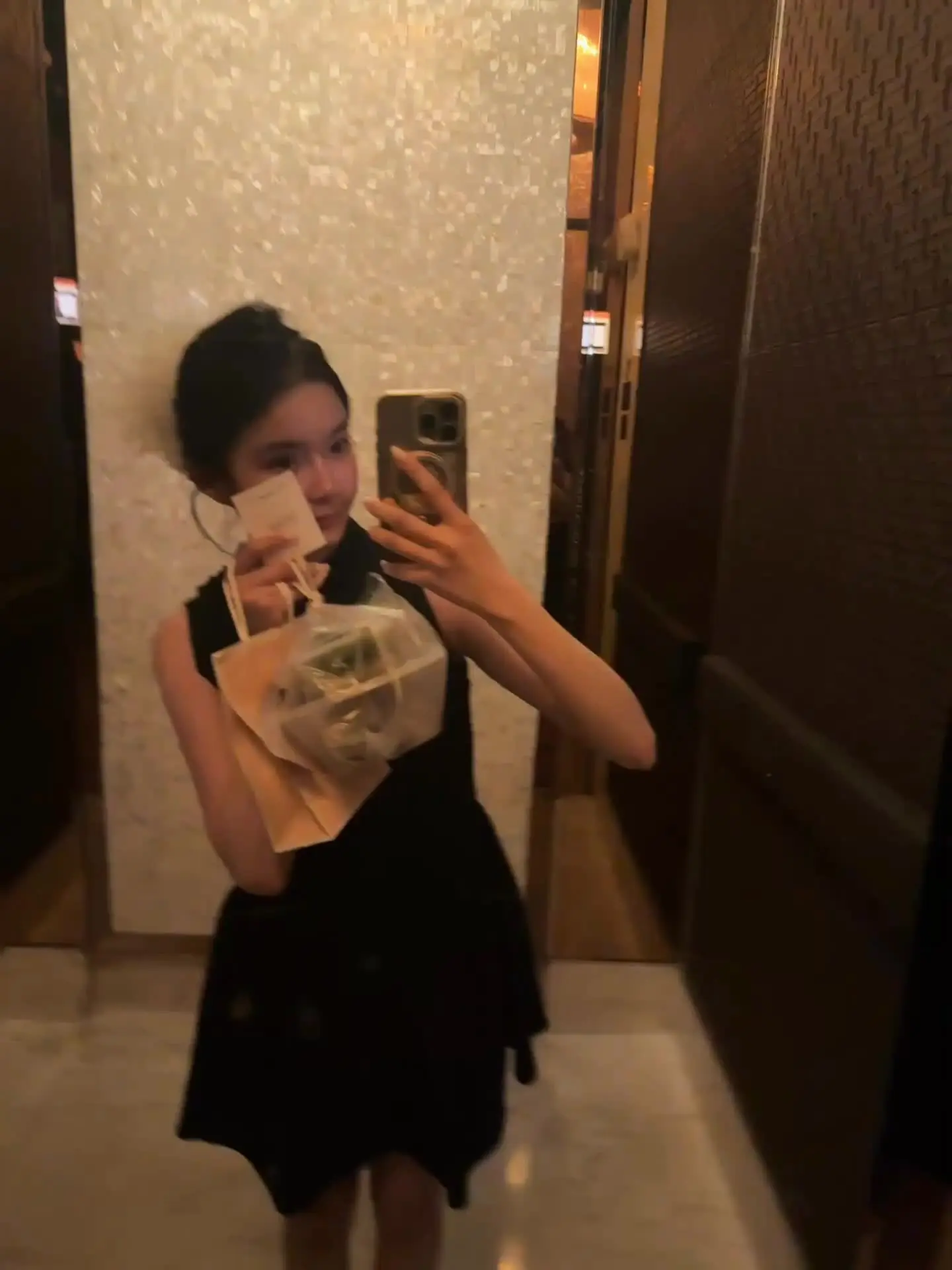 其实我一点都不喜欢化妆 虽然可以遮住我的黑眼圈 可以让我看起来很精致 ...