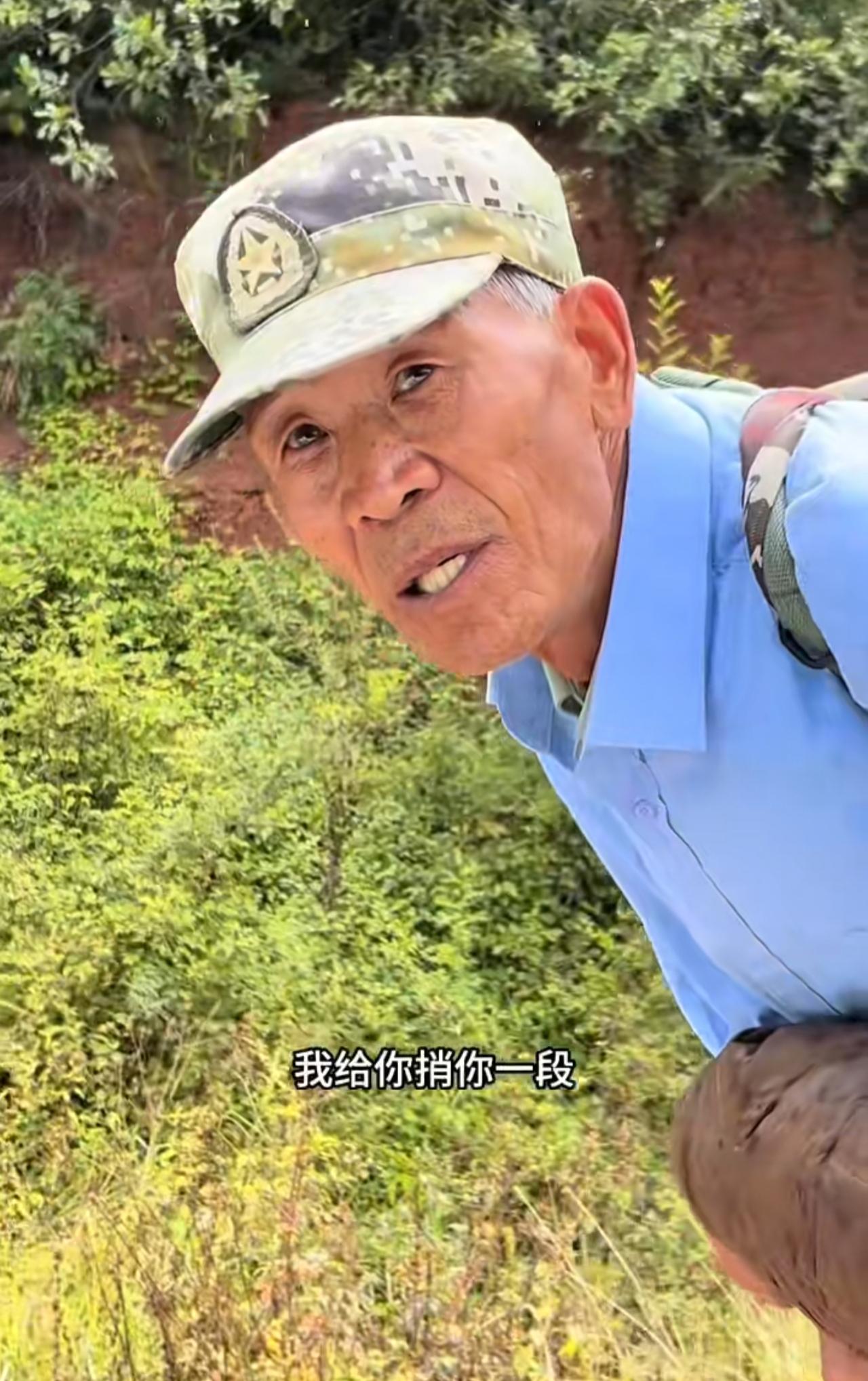 75岁老兵，400公里的路程，一路辗转，去见20年未见的老战友，没想到好友在三年