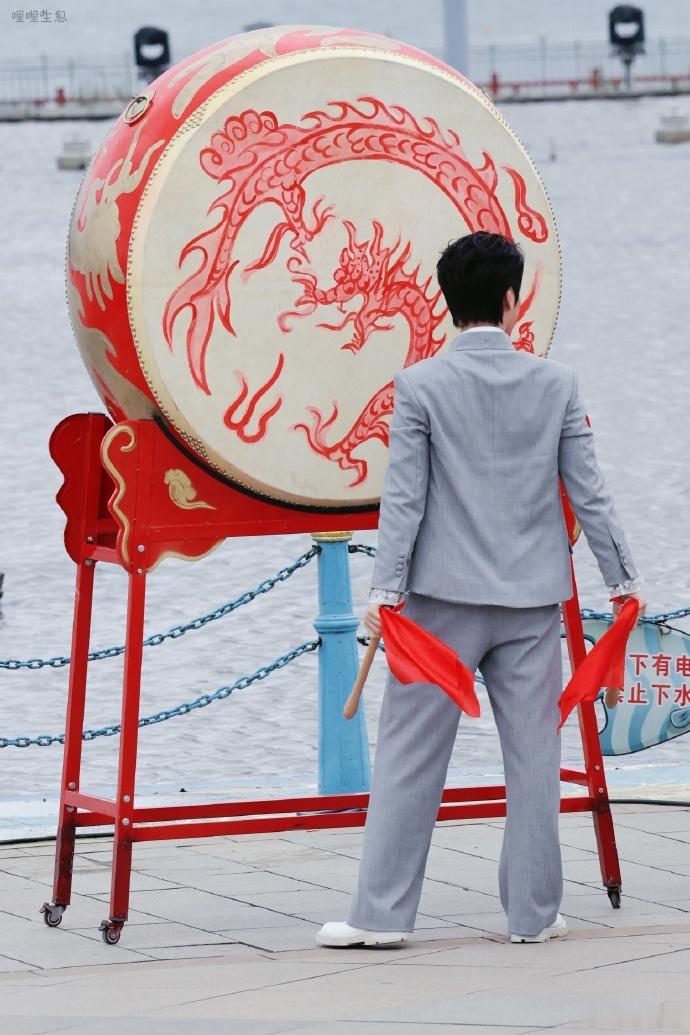 中国大鼓和日本太鼓的区别疑似朱一龙在长城敲日本太鼓 中国大鼓和日本太鼓其实差距还