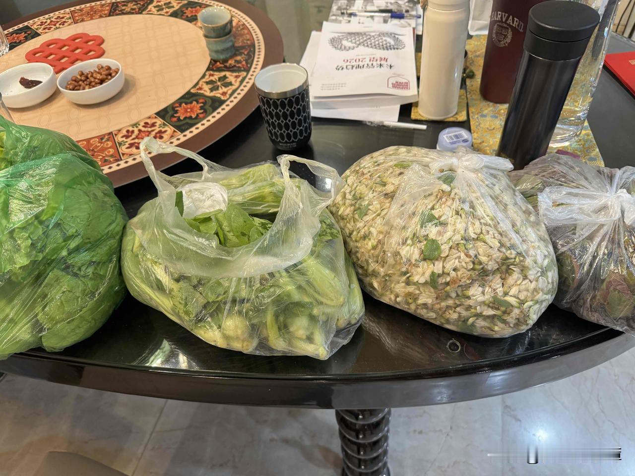 亲家快递来的菜。
菜是亲家租种市区的土地，自己种的菜，亲家说：自己种的菜是绿色蔬