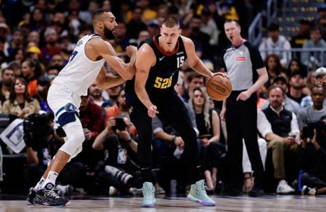 在2025-26赛季NBA季后赛首轮中，丹佛掘金队与明尼苏达森林狼队的对决成为焦