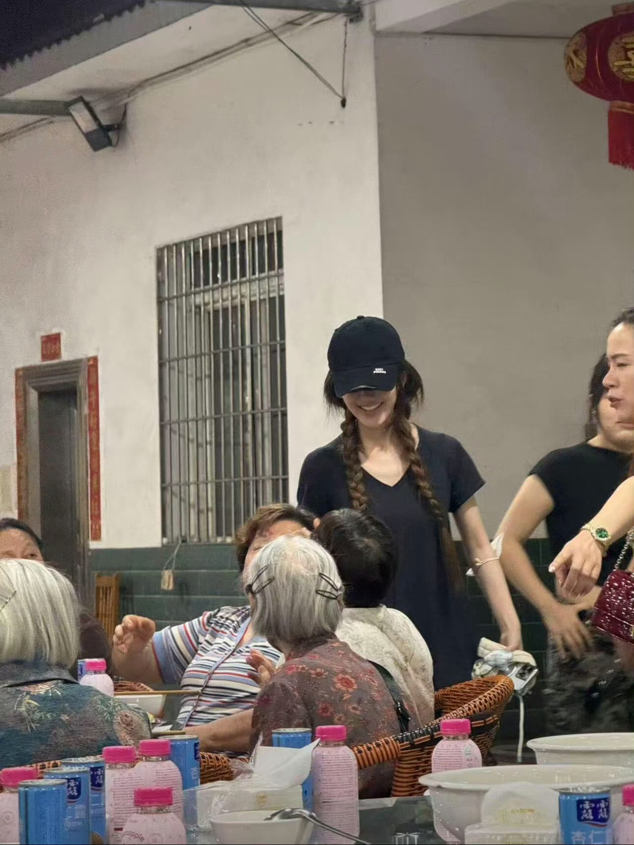 宝贝赶上奶奶的80大寿啦~ 好乖 