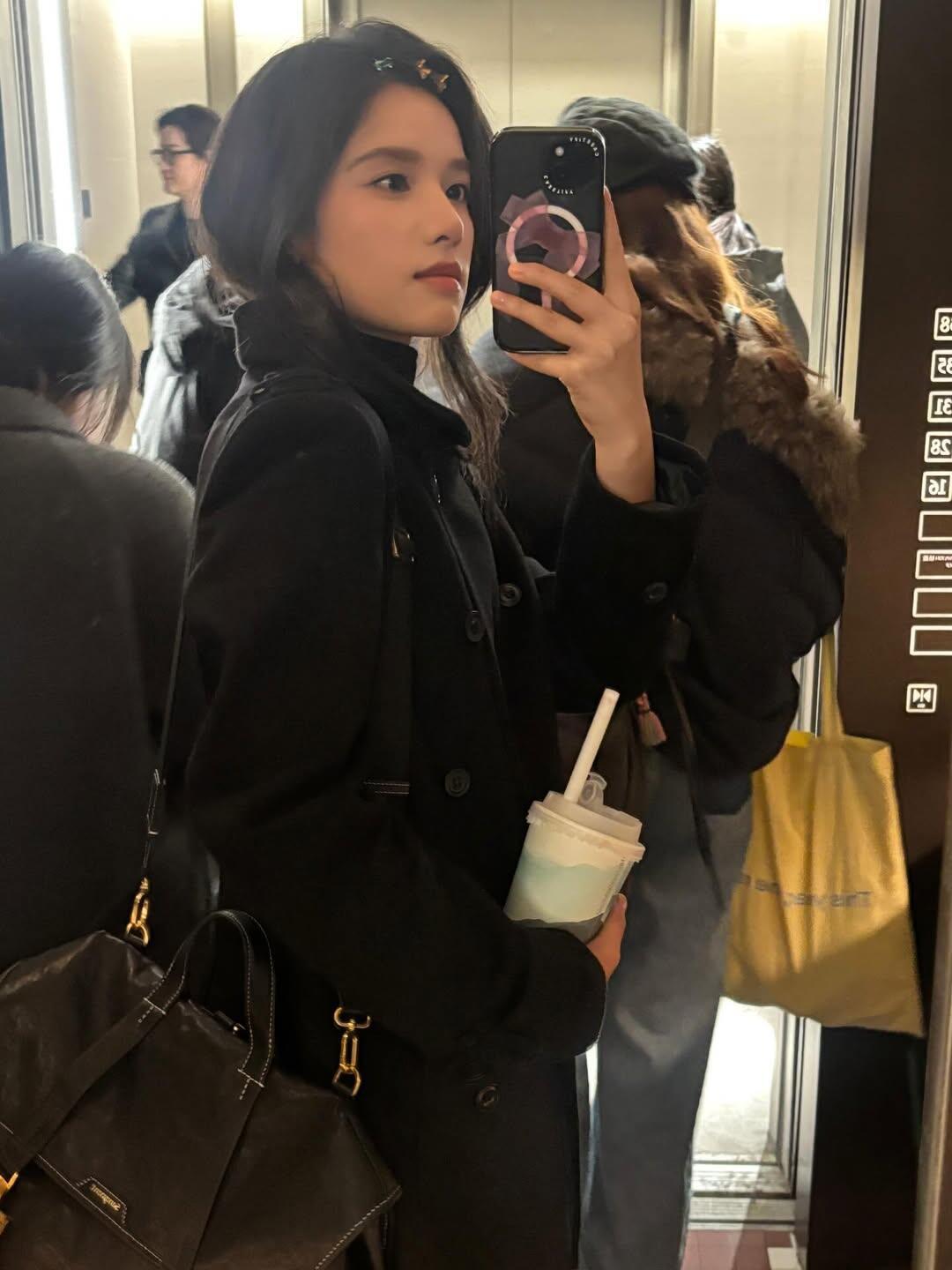 张婧仪今日ins更新美美对镜自拍 