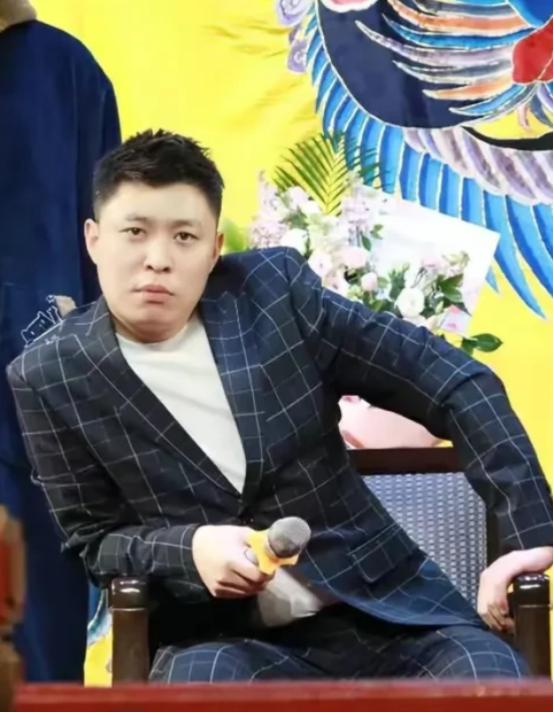 2010年，曹云金大闹郭德纲37岁生日宴，对着众位师弟破口大骂。当他骂到其中一桌