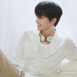 杨洋公式照 黄金比例脸杨洋的脸部轮廓是公认的黄金比例范本，这组干净的公式照去掉华