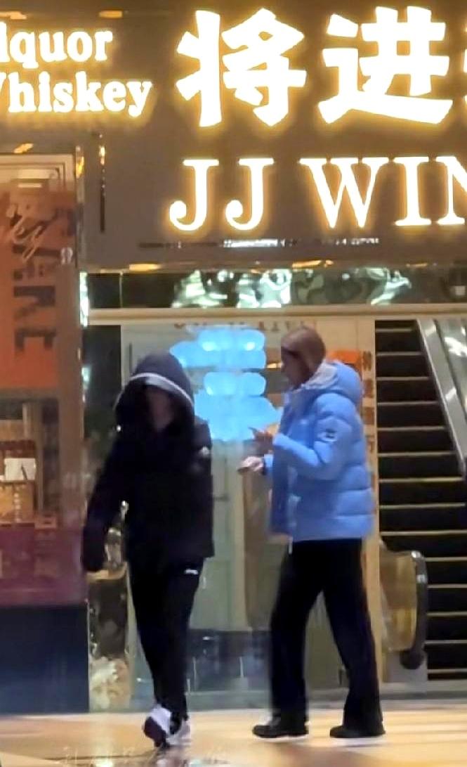 王曼昱今晚与徐奕、陈熠三个小姐妹一起外出聚餐！
 

全运会后小姐妹们终于聚上了