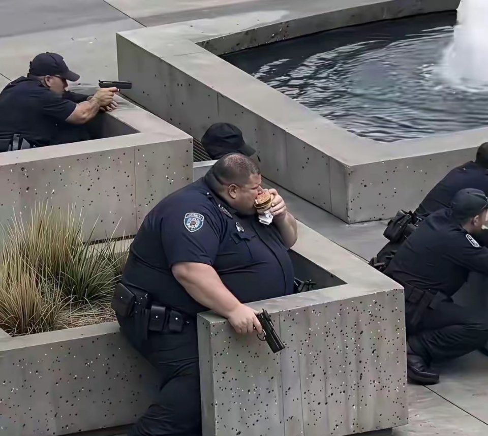 无敌天下的美国警察这血条真厚啊……你就说这身肥肉是不是比你能抗子弹吧 连防弹衣的