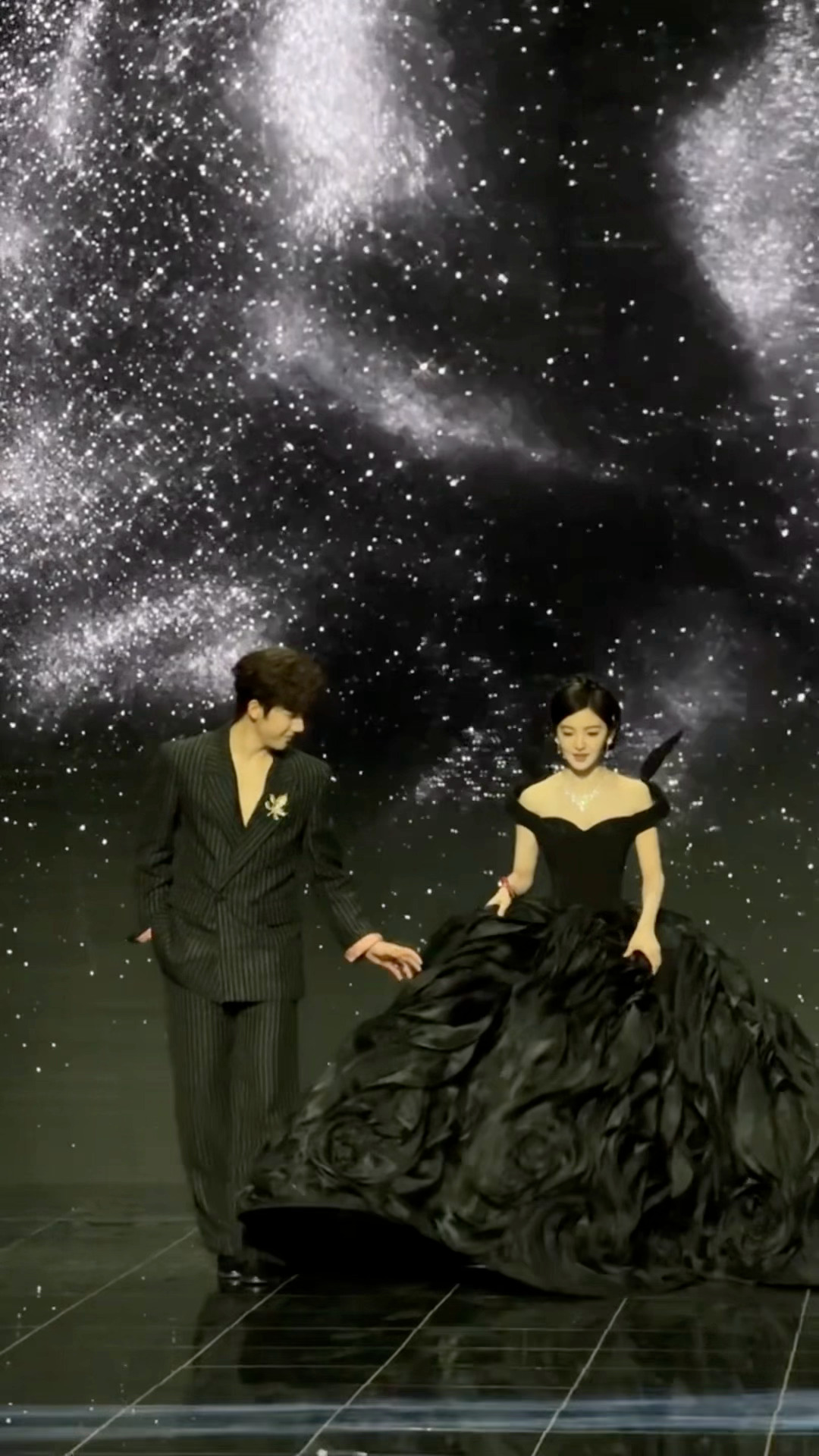 王安宇  章若楠  走红毯王子与公主具象化了，好养眼啊两家好好的，一起飞吧！！！