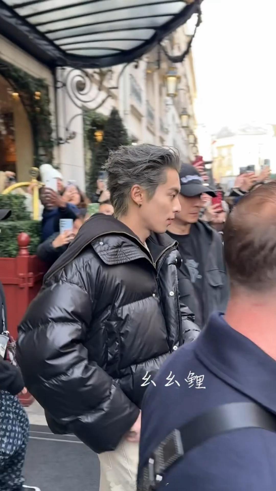 王鹤棣染了银发 在巴黎的银发王鹤棣！ 