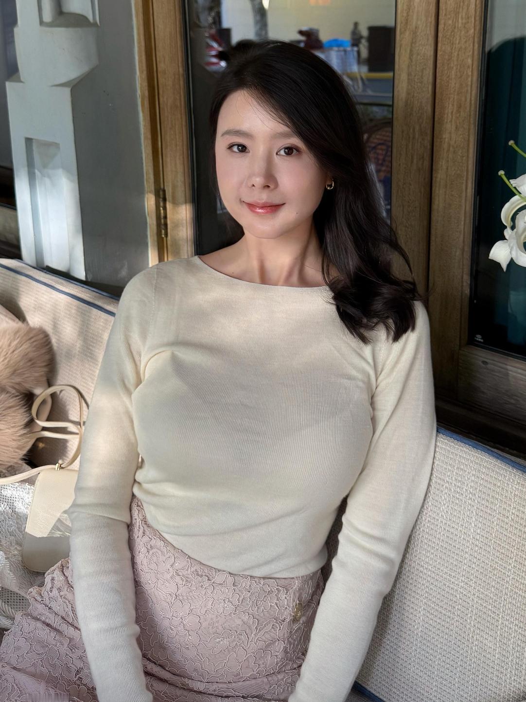 这家餐厅的环境真是太赞了，窗外的绿植和室内的装饰相得益彰，让人心情大好。我今天穿