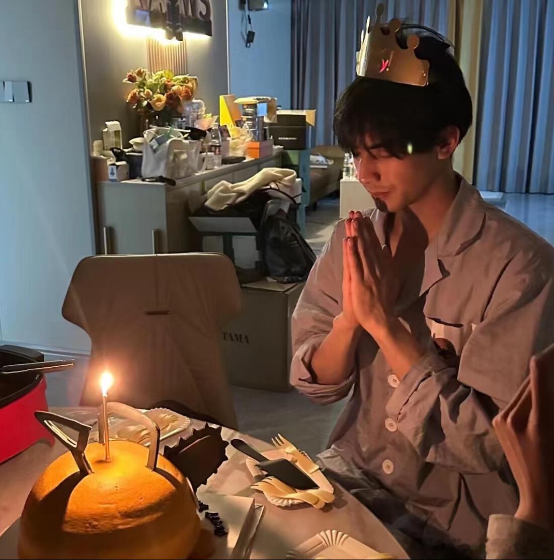 猜你没见过的宋威龙 过生日🎂乖乖许愿～好乖啊，这张更是具有极致男友感… ​​​