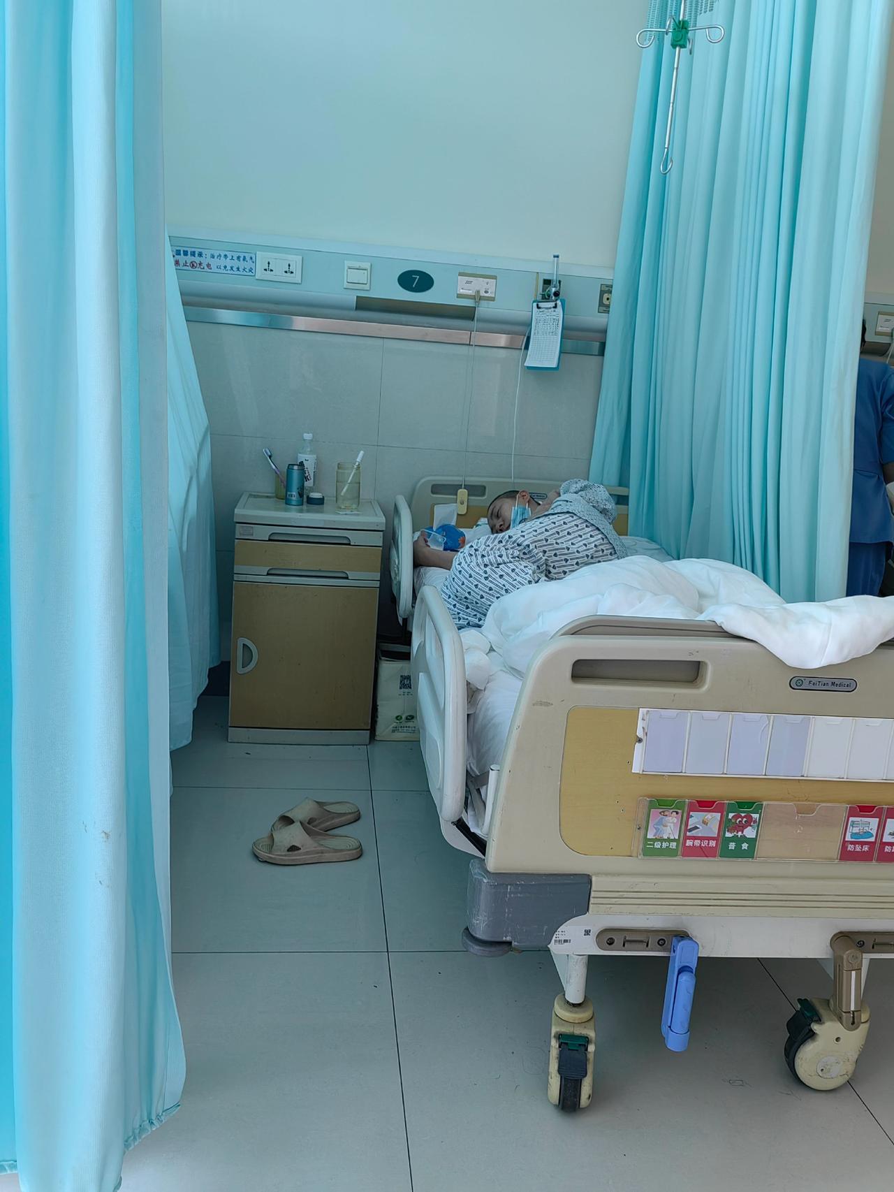 六十多岁婆婆在北京，悉心照顾住院做手术的儿媳
一晃又是整整一个月🏥
病房里来来