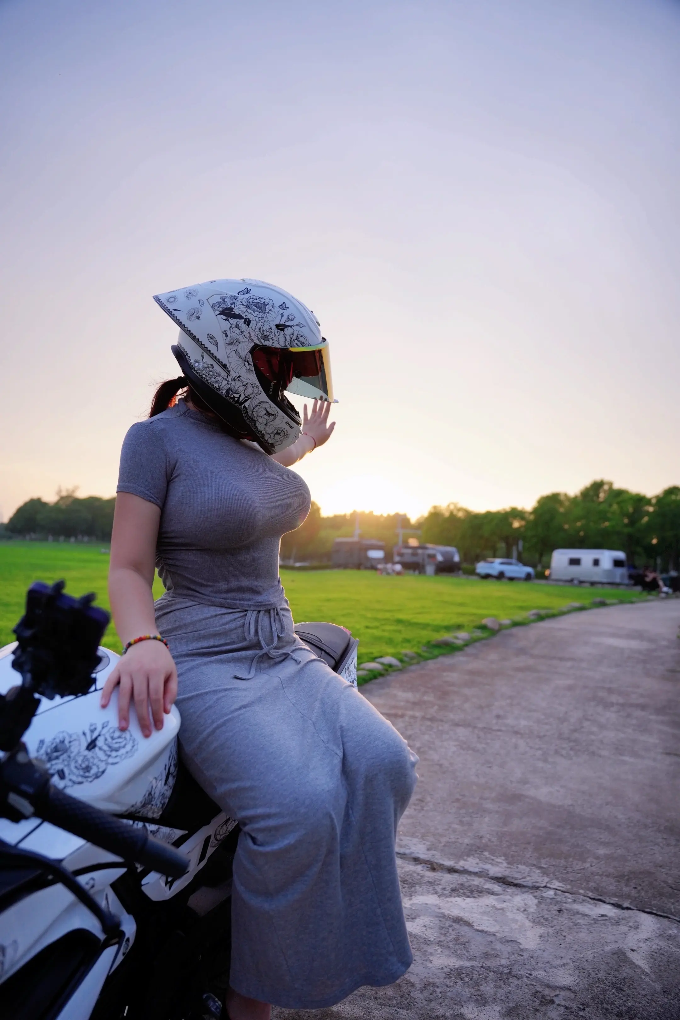 你说山高路远 人都是会变的 我说天南海北 只要你开口 去哪我都陪你走摩雷士