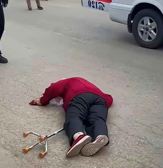 杭州62岁阿姨摔倒躺在路边25分钟，路人全都不敢伸手扶，救护车送进急诊后，她硬说