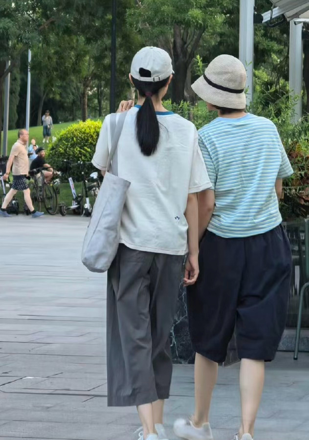 原来两人还有一个女儿啊？看着比袁泉还高了！[哆啦A夢吃驚][哆啦A夢吃驚][哆啦
