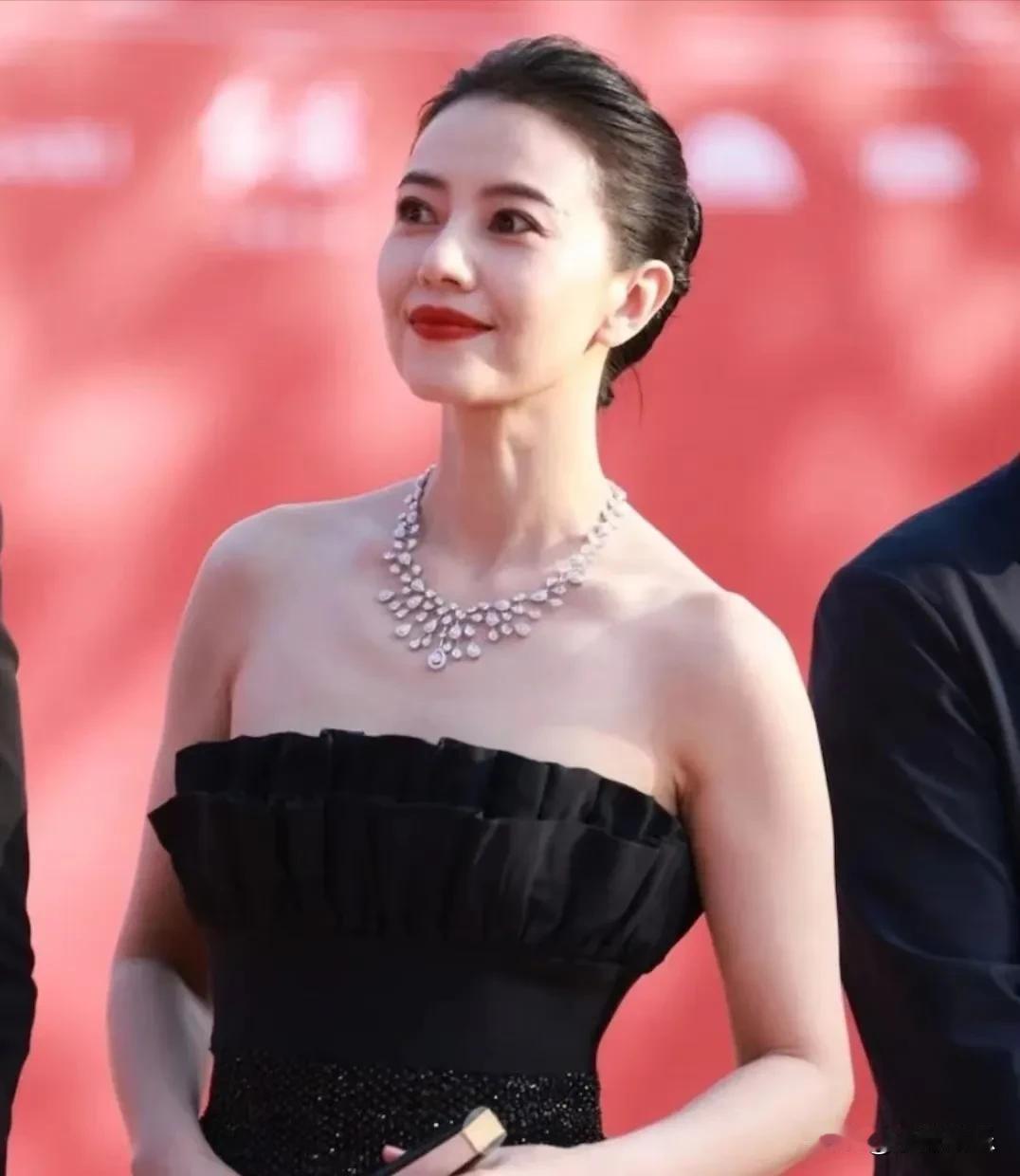果然岁月从不败美人！44 岁高圆圆在北京电影节上，身穿黑色晚礼裙，微微束腰的款式