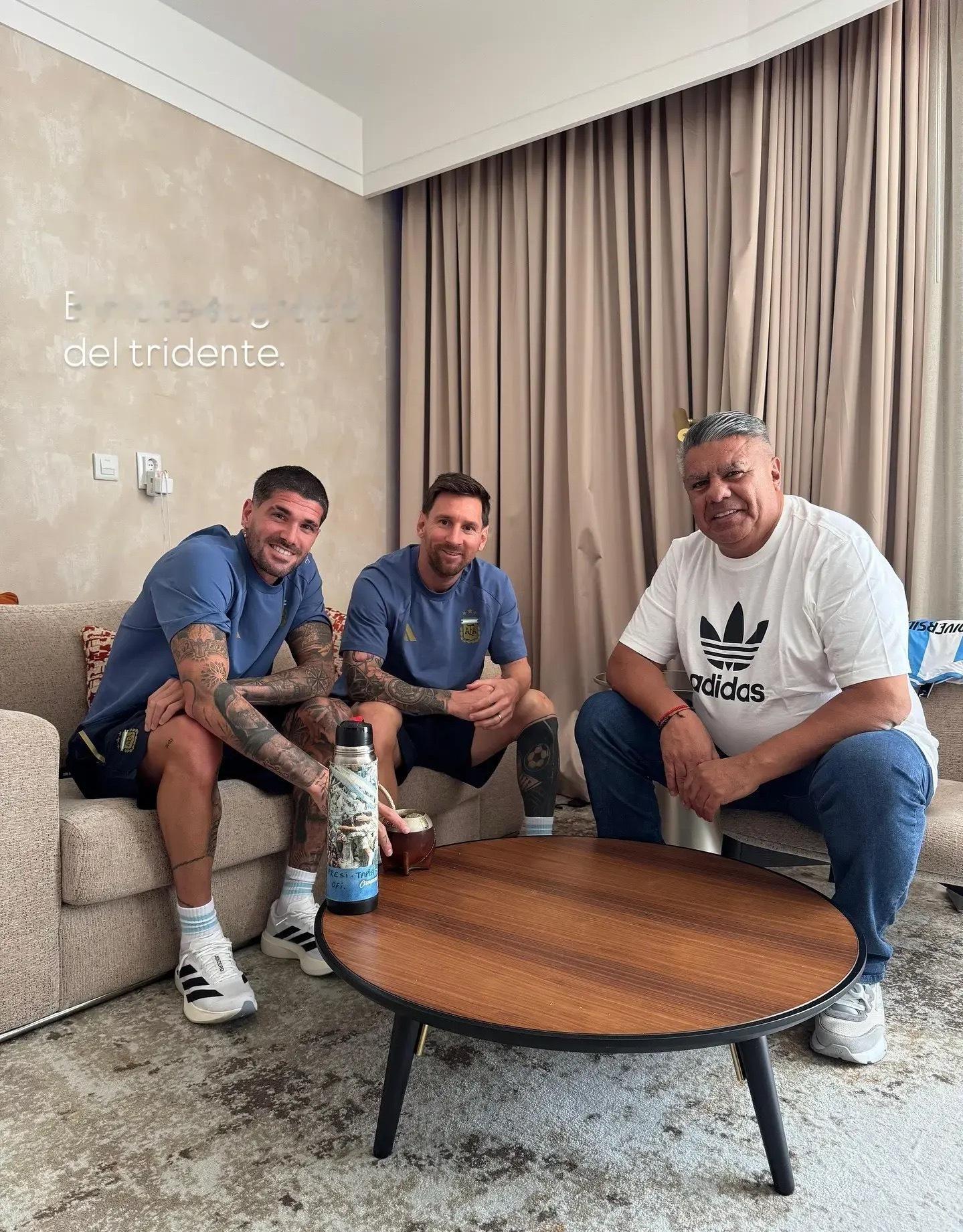 按照惯例，在国家队比赛前，阿根廷足协主席塔皮亚在社交媒体晒出他与梅西、德保罗的合