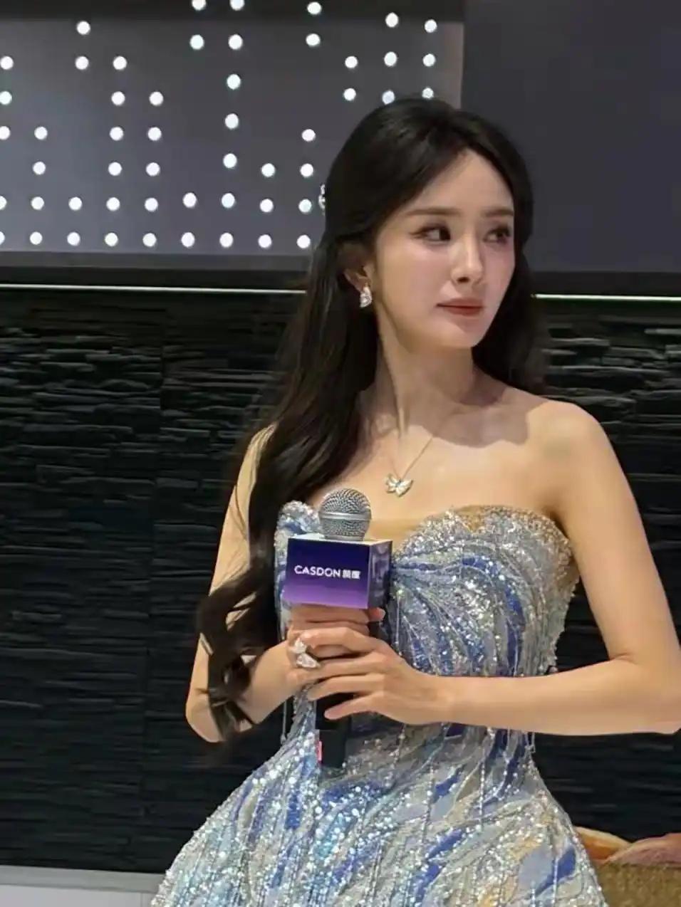 上海凯度电器品牌盛典璀璨启幕，全球代言人杨幂压轴登场，一袭蓝银渐变亮片高定礼服惊