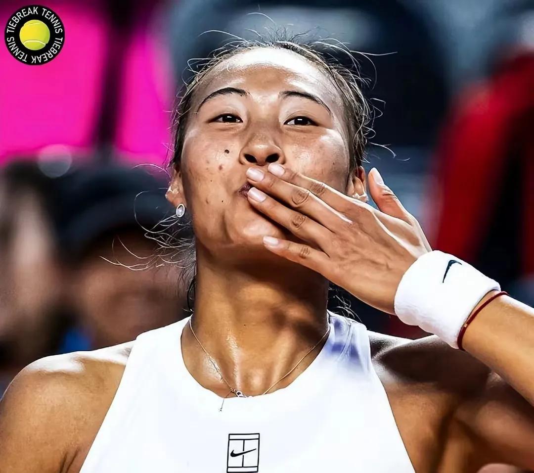 恭喜！WTA1000罗马站1/4决赛，郑钦文2-0（6-4，6-3）横扫萨巴伦卡