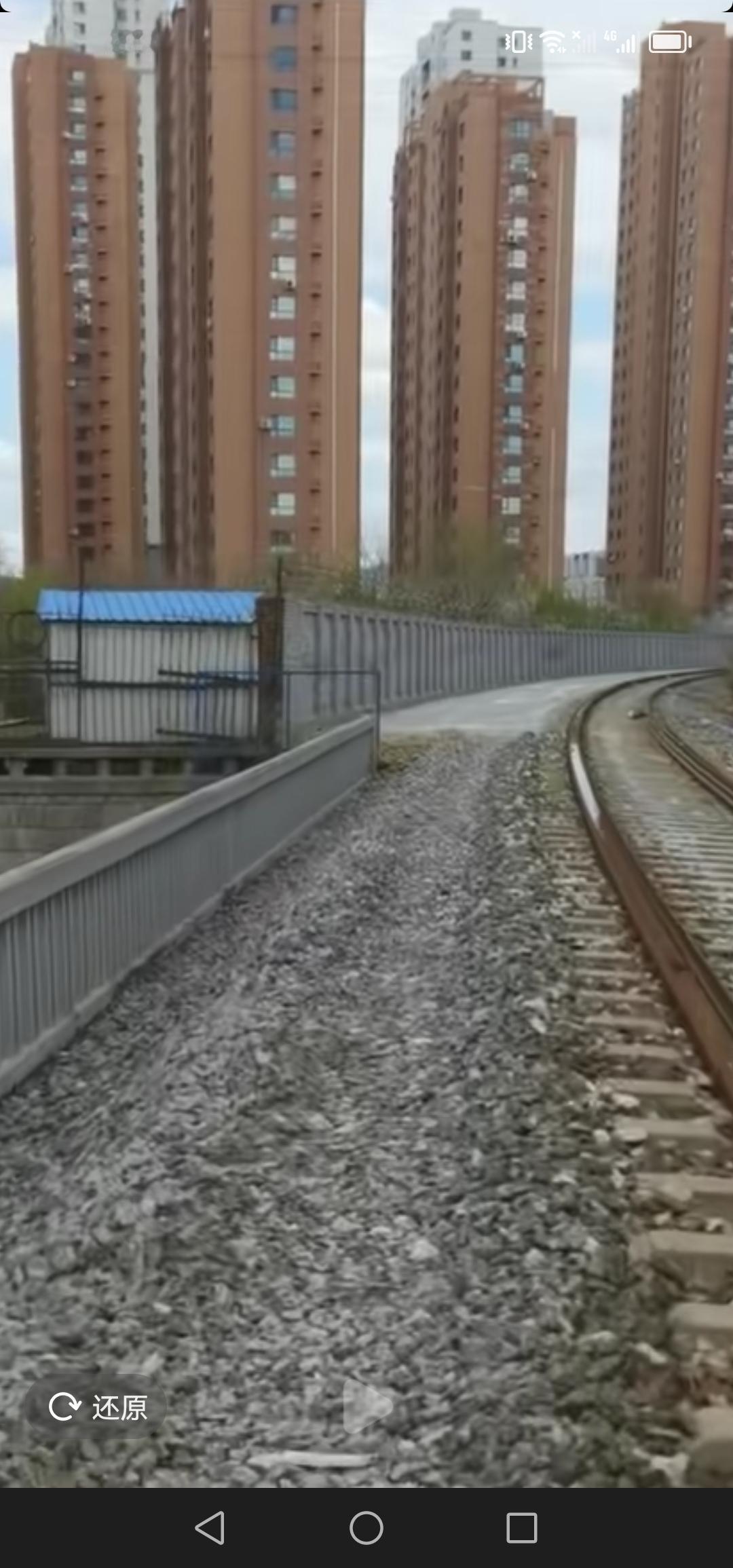 吉林市吉海铁路遗址公园慢行步道已修至雾凇桥下，工程进展十分迅速，令人期待早日竣工