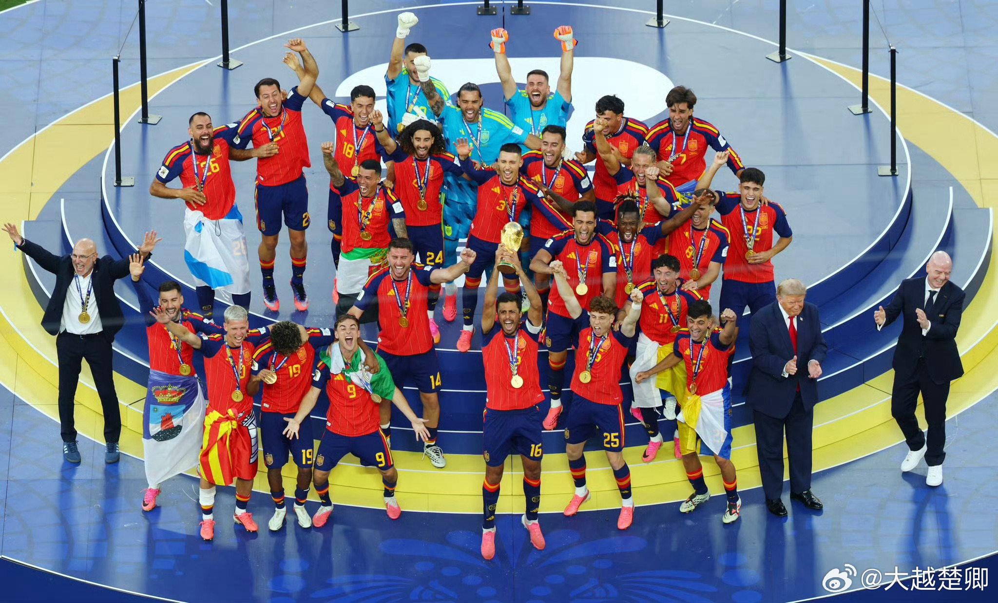 特朗普被指蹭照。