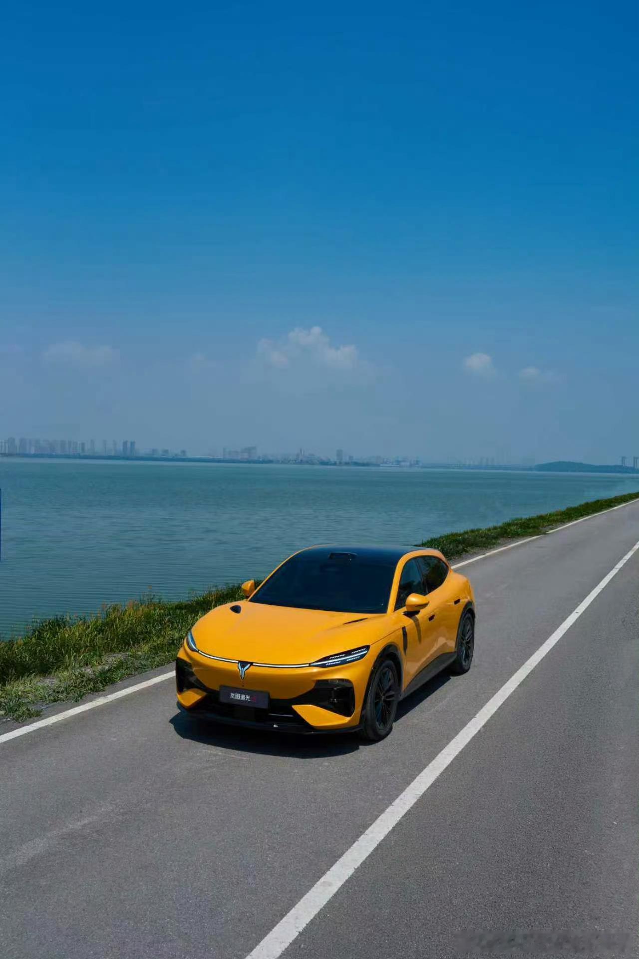 岚图追光s是小花姐姐的专属大v聊车 岚图的设计终于年轻了太多太多。过去很长一段时