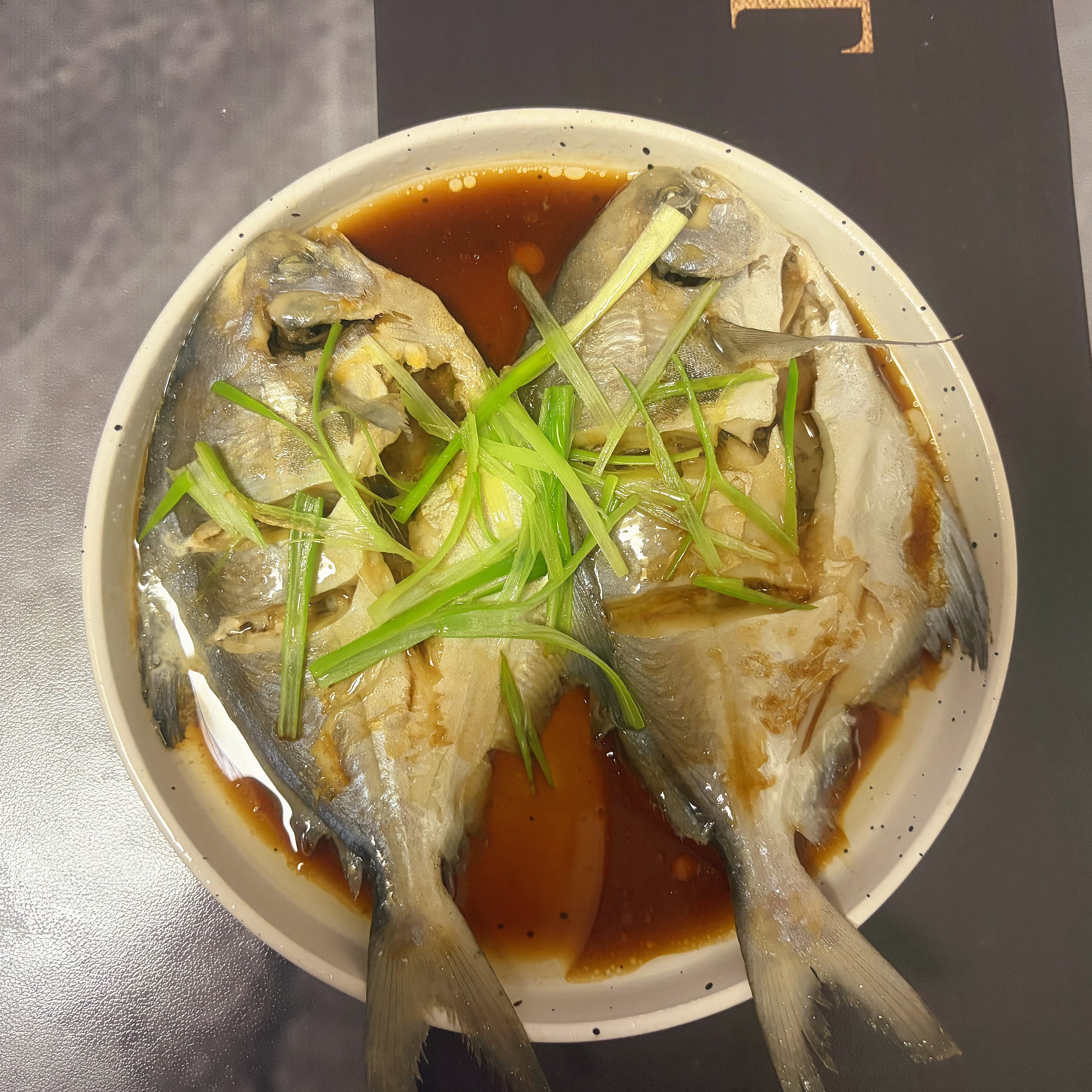 一心三用，边做饭边和老妈语音，和老婆打字聊天，哈哈哈哈 ​​​