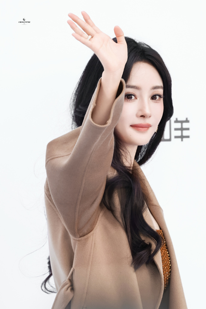 杨幂秋日美拉德大衣造型穿搭介绍，这套造型精准踩中美拉德风的精髓，以暖调大地色系为