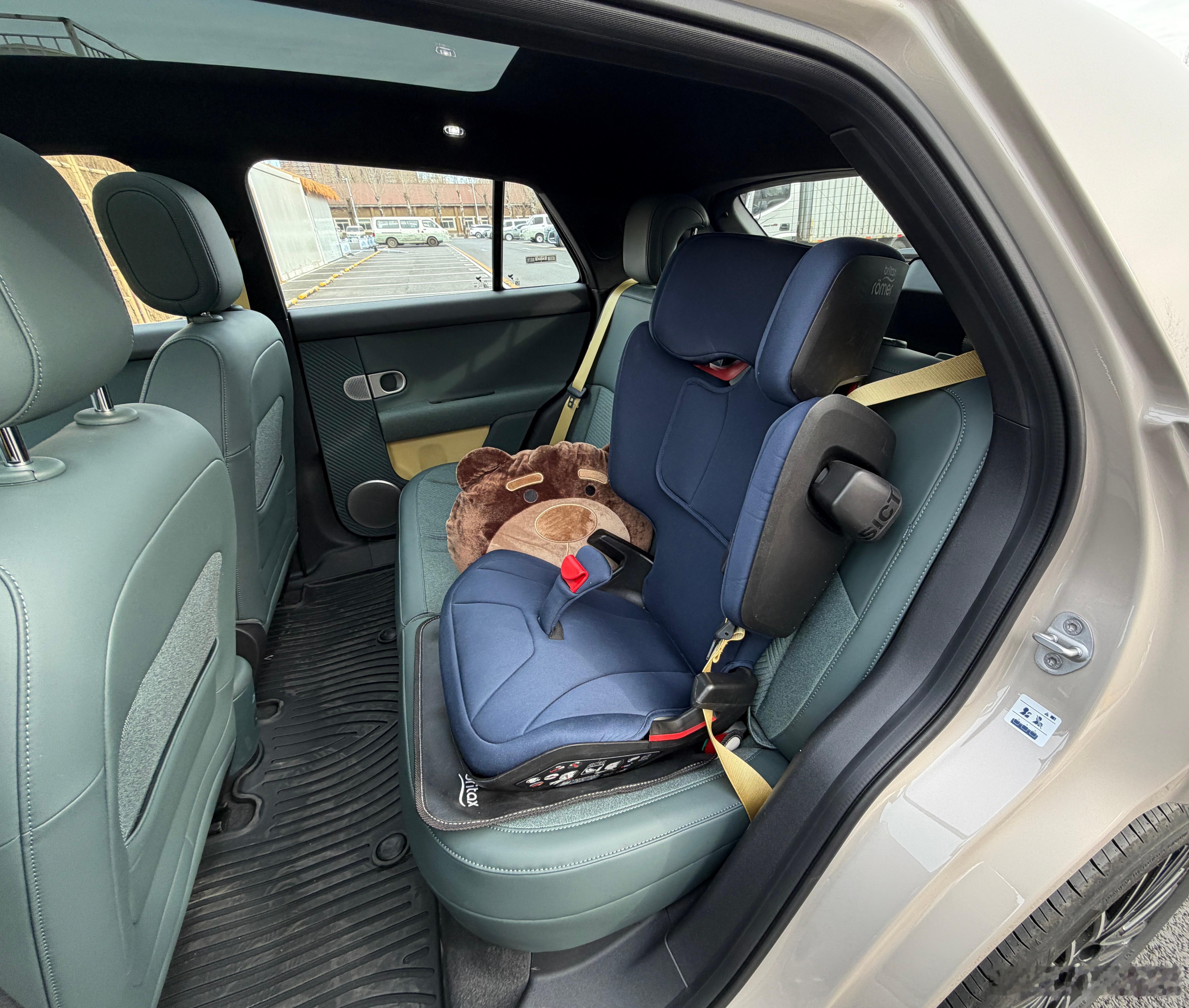 萤火虫整备完毕，开启一家三口通勤小电动的节假日～ 