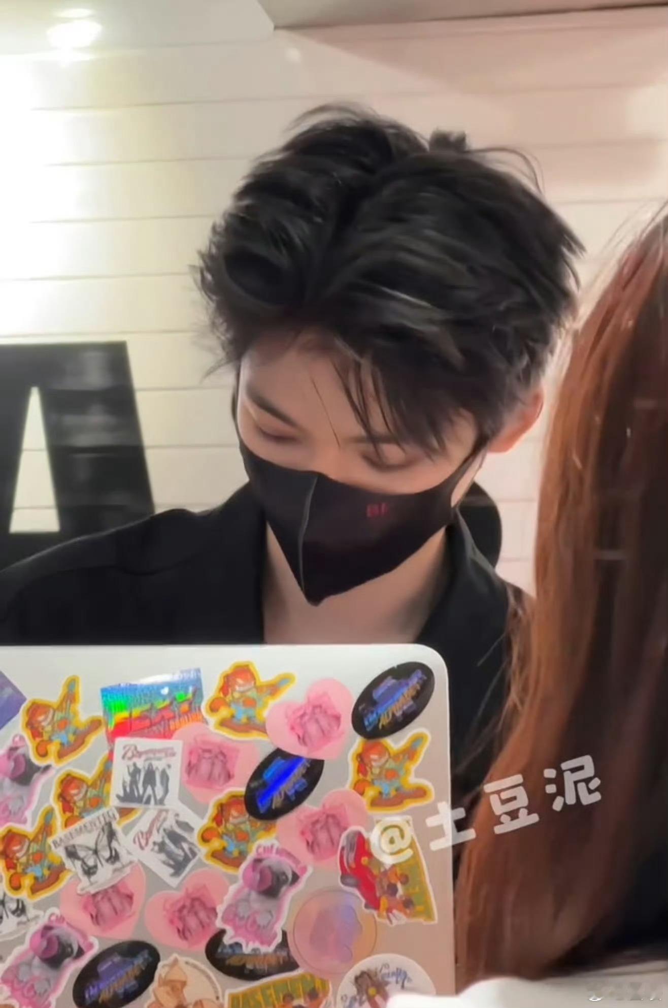 帅得毫无人性兄弟魅力打开来 背头梳起来 。。 
