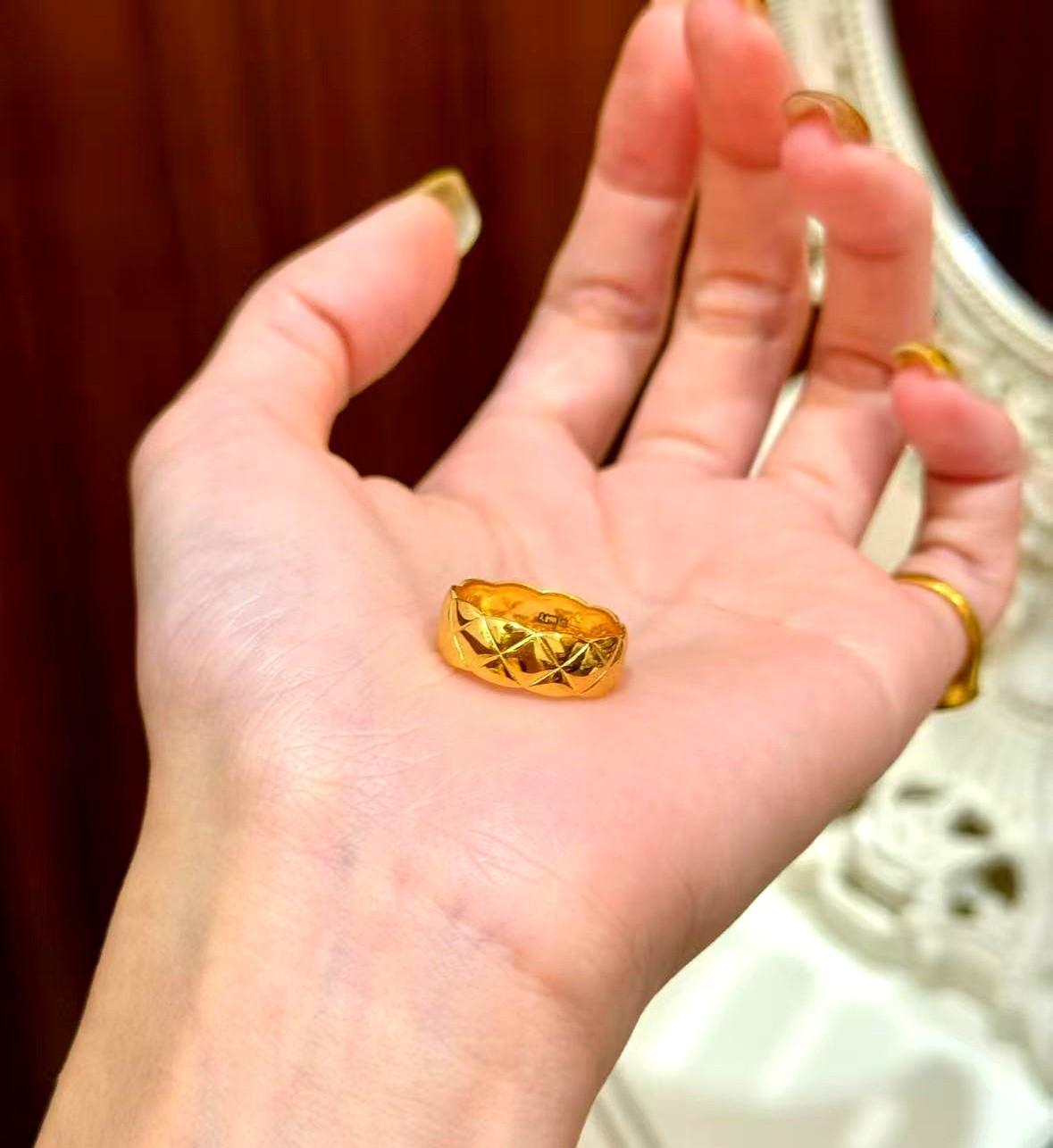 戒指是姑姑当年亲手戴你手上的，不是存银行的理财。
现在金价涨到800一克，她开口