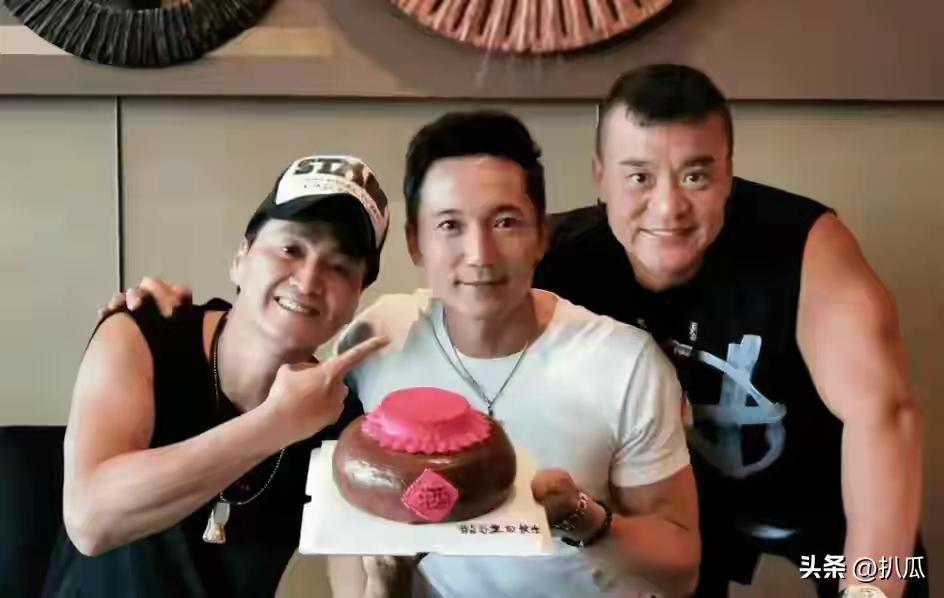 广东惠州街头惊现“落魄展昭”！64岁何家劲近照憔悴，亿元身家难换健康，他的选择给